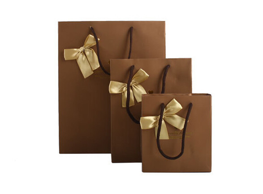Förderndes Papiergeschenk bauscht sich/Papier-Partei-Taschen mit Griffen für das Schokoladen-Verpacken